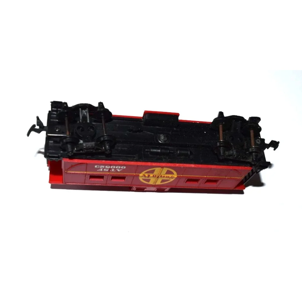 Lot of 2 HO Scale Caboose Cars Santa Fe ATSF 999523 Chessie B&O 3358 Vintage